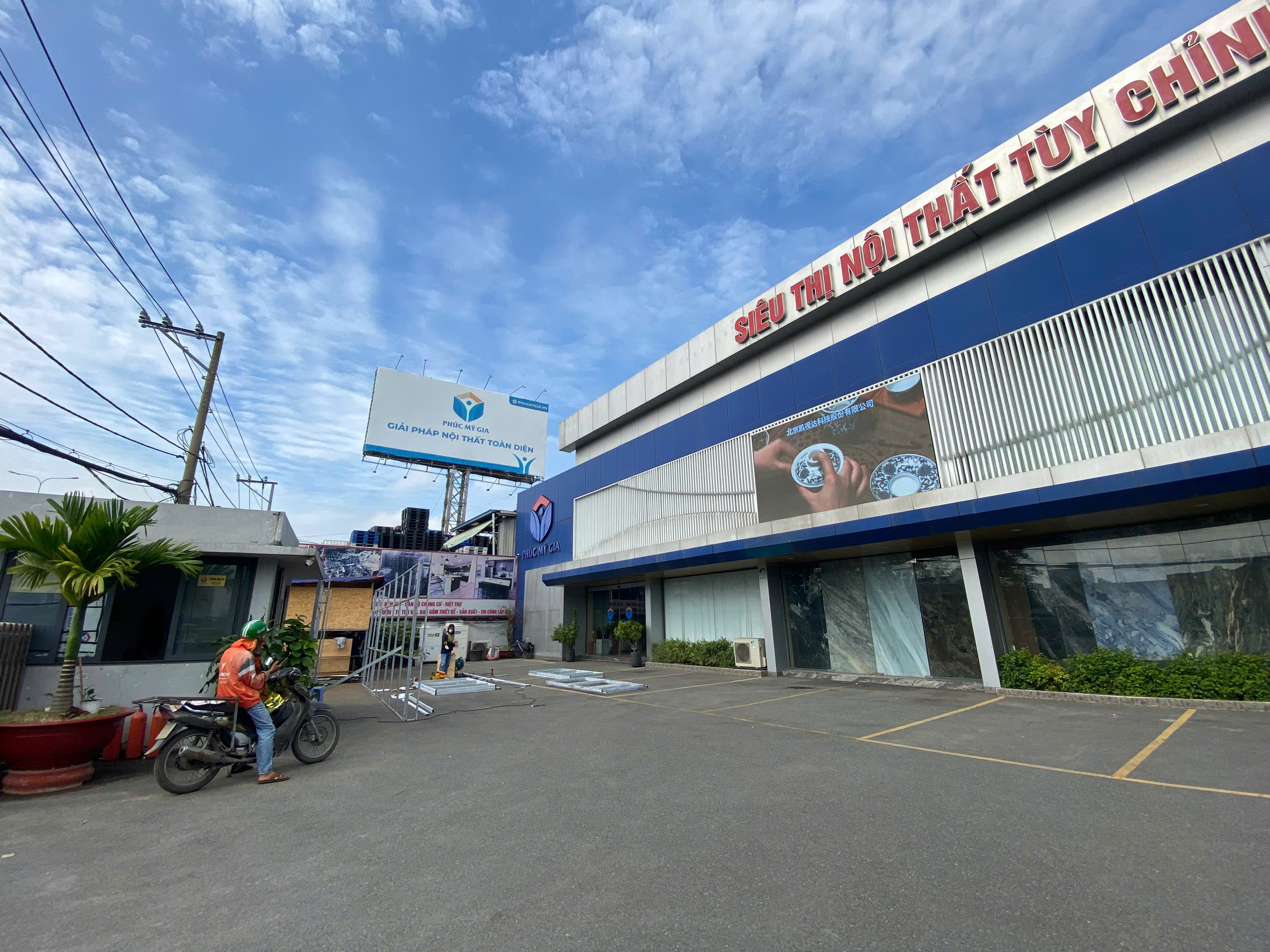 Overview of the showroom office 2.jpg